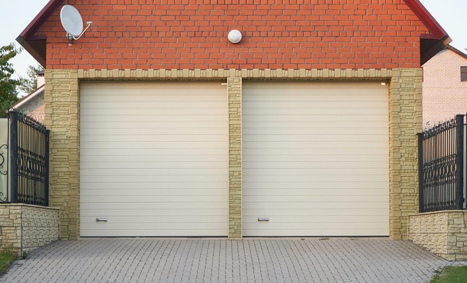 Garage with double door screens