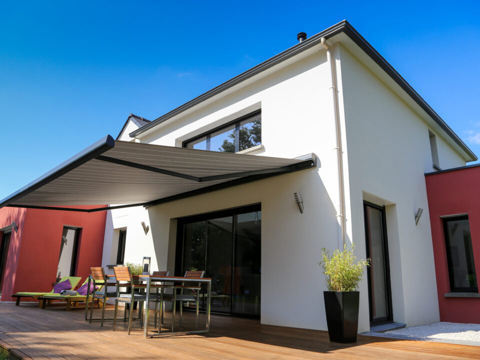 vacation home with automated awning on back patio